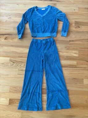 Suzie Kondi Blue Two-Piece Velour Lounge Set